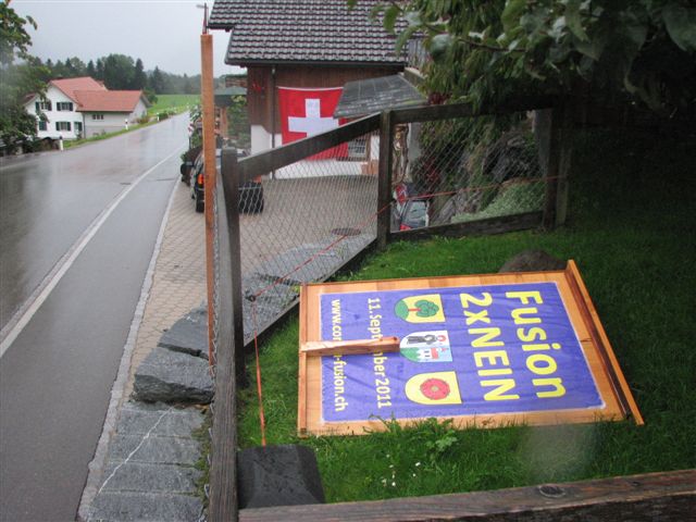 Vandalen treten Plakatständer kaputt